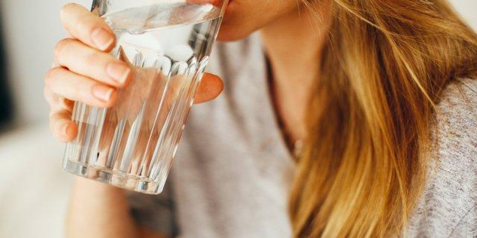 Por que devemos beber água várias vezes ao dia